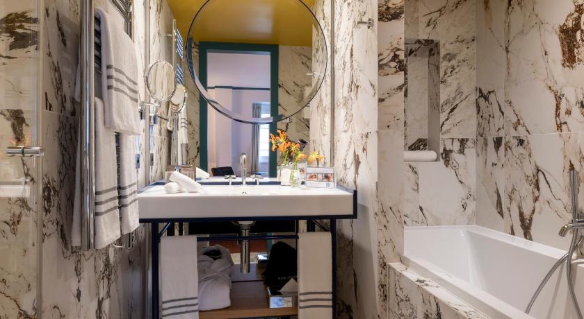 Image of Suite with Free Bottle of Champagne and Spa & Fitness Access 2
