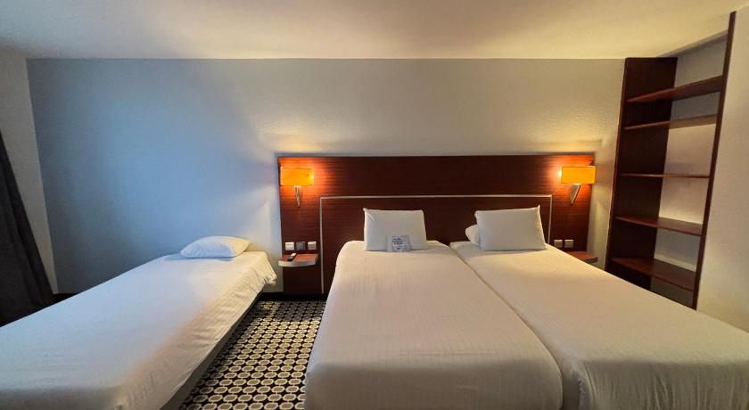 Image of 3 Single Beds Superior Room 3