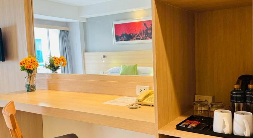 Bangkok iCheck inn Thapra 5-Star Hotel restaurant