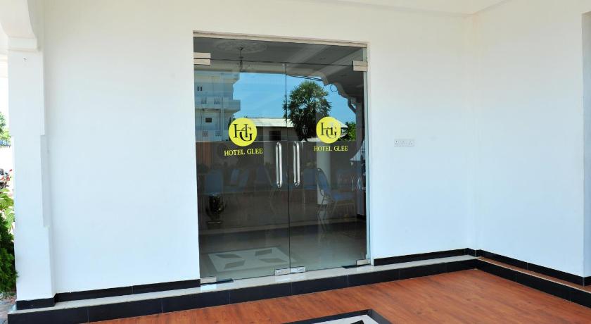 Hotel Glee - image 18