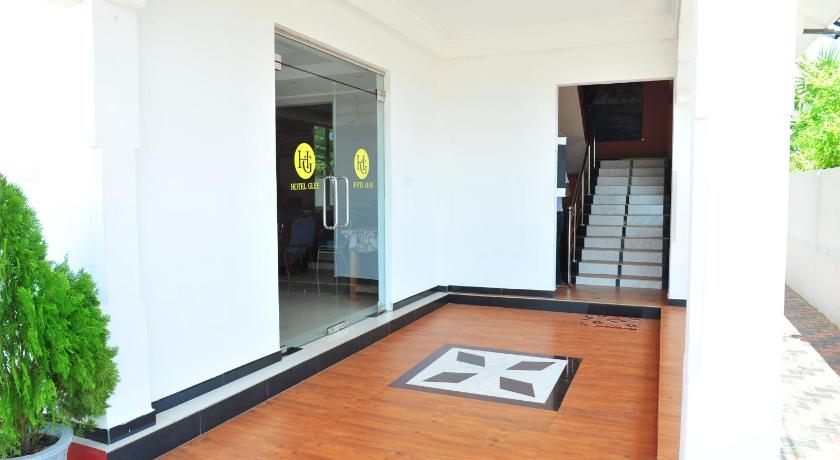 Hotel Glee - image 17
