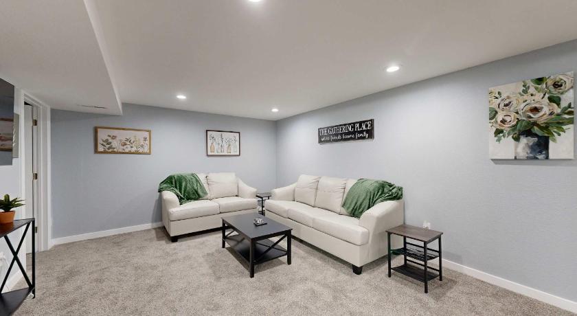 알바다 (CO) Family Home in Arvada with king beds and bunkbed 3성급 숙소 레스토랑