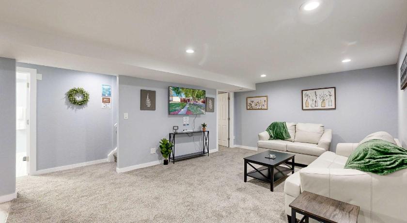 알바다 (CO) Family Home in Arvada with king beds and bunkbed 3성급 숙소 수영장