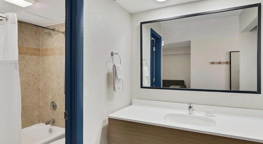 Willow Point (NY) Spark by Hilton Vestal Binghamton University Area 3-Star Hotel lobby