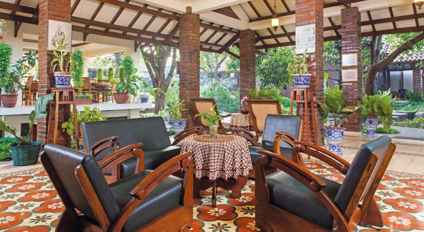 a living room filled with chairs and tables, Duta Boutique Villa in Yogyakarta