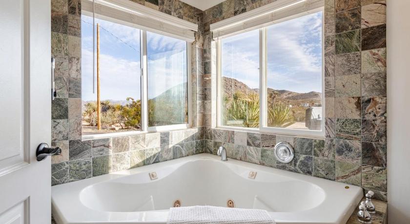Santuario - 40 acres, EV, hot tub, pool, pizza oven