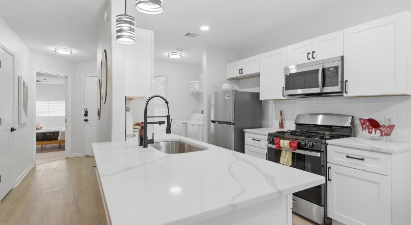 オースティン 2025 New Build Beauty at UT, Downtown, King Beds 3つ星 宿泊施設 レストラン