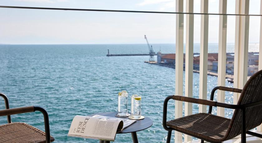 Image of Deluxe Sea View Room with Balcony 12
