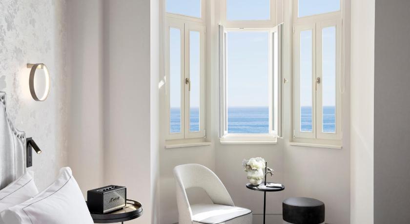 Image of Junior Suite Sea Front Oriel 9