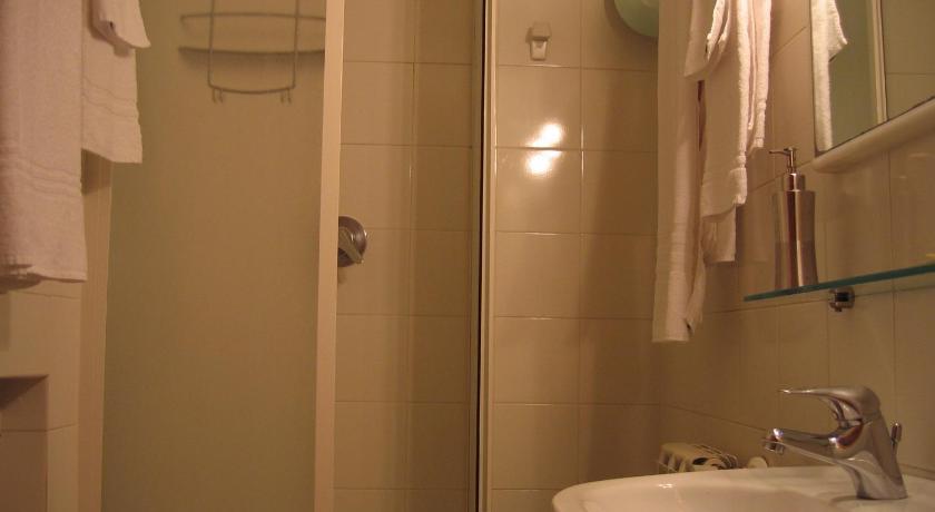 Immagine di Camera Quadrupla (Quadruple Room) 10