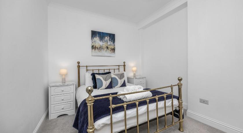 Spacious 2 Bed & 1 Bath - Close to Beach & City Centre