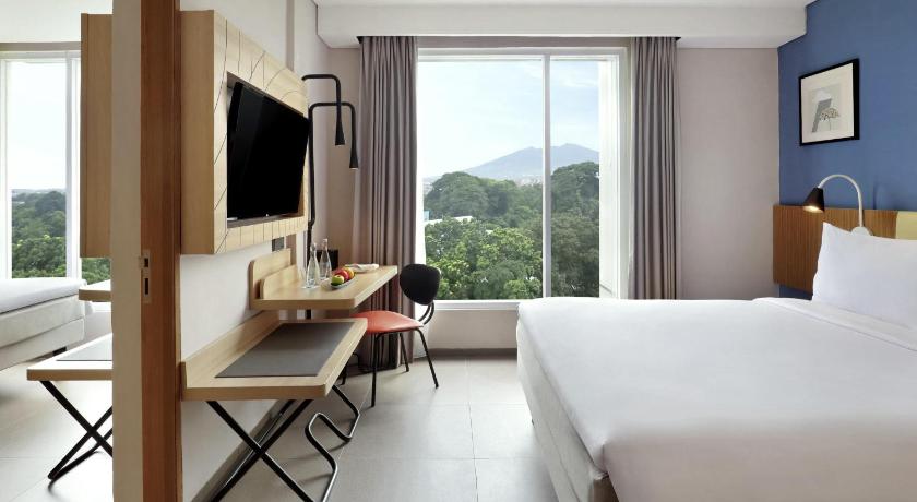 Image of Family Room with 1 Double Bed & 2 Single Beds 10