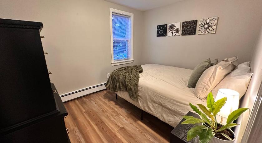 프로비던스 (RI) Bright 2-Bedroom Apartment in Federal Hill with Parking, Walk to Atwells Ave 4성급 숙소 레스토랑