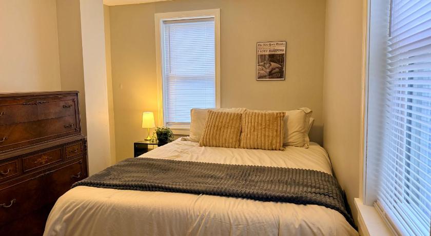 프로비던스 (RI) Bright 2-Bedroom Apartment in Federal Hill with Parking, Walk to Atwells Ave 4성급 숙소 수영장