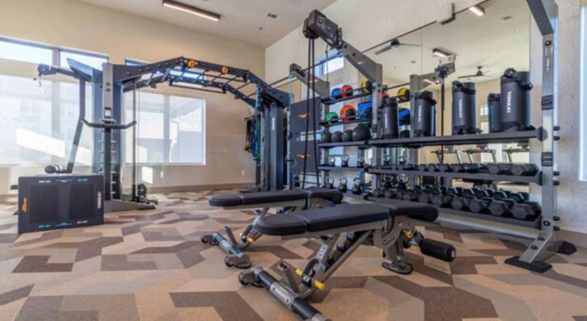 Sherman (TX) Modern WorkerFriendly Washer Pool Gym Wifi 3-Star Accommodation lobby