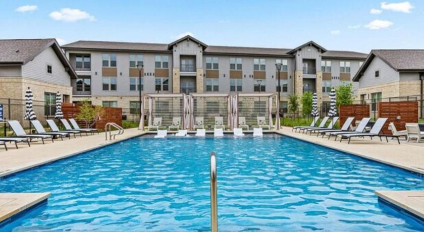 Sherman (TX) Modern WorkerFriendly Washer Pool Gym Wifi 3-Star Accommodation lobby