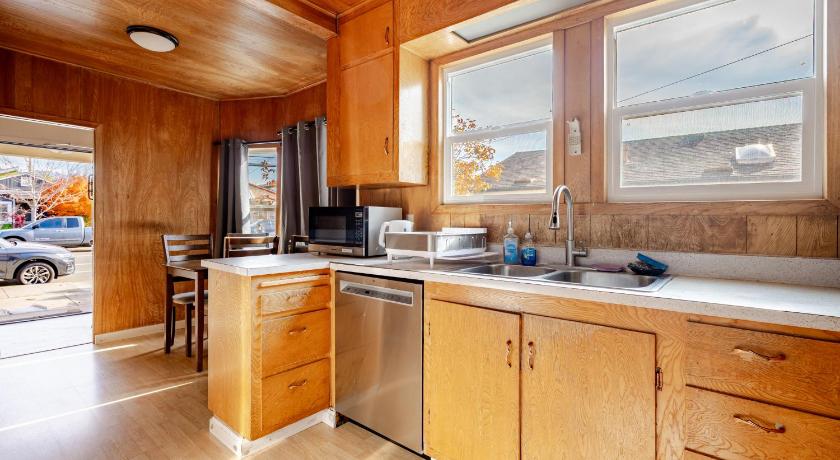 Albany (CA) Cozy 5-Bedroom House, Perfect for Family and Work Groups 4-Star Accommodation restaurant