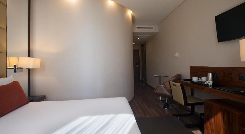 Image of Deluxe Double Room with Avenue View 4