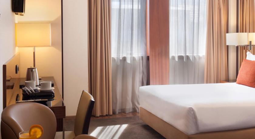 Image of Deluxe Double Room with Avenue View 1