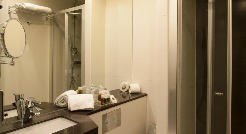 Image of Deluxe Double Room with Avenue View 2
