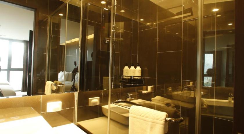 a bathroom with a shower, sink, and mirror, Hotel Goldendaisy Seogwipo ocean in Jeju