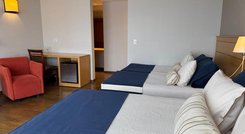 Image of Superior Family Room with Lake View 10