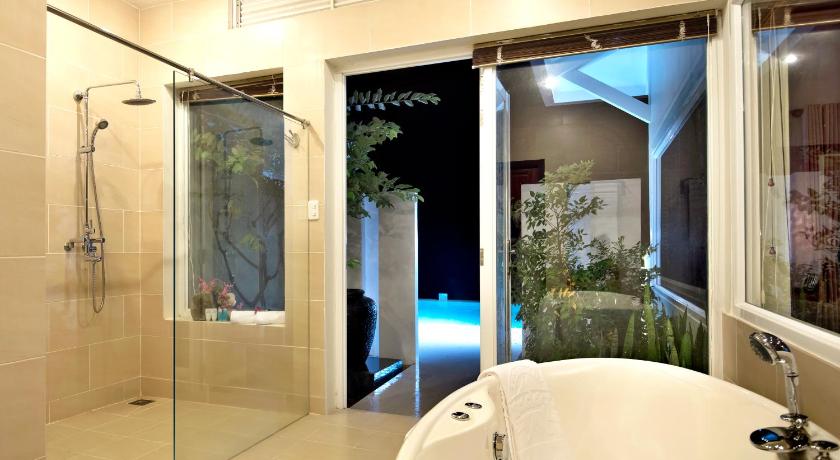 Image of Queen Room with Pool View 2