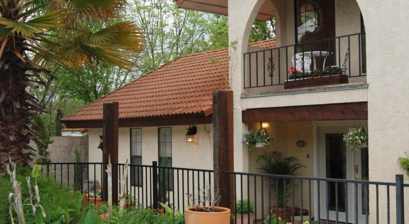 Lakehouse Bed and Breakfast photo