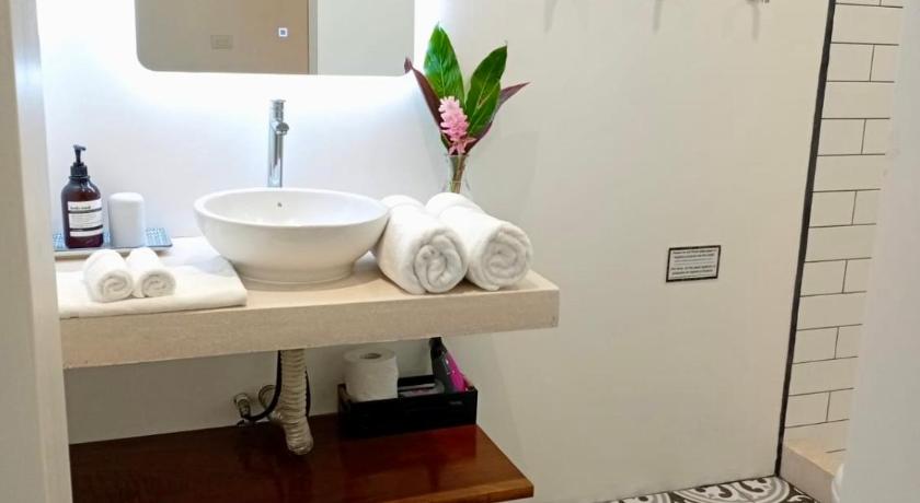 Image of Queen Studio 9