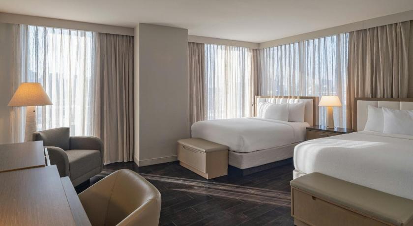 Immagine di Studio with Two Queen Beds and Balcony - Hearing Accessible 0