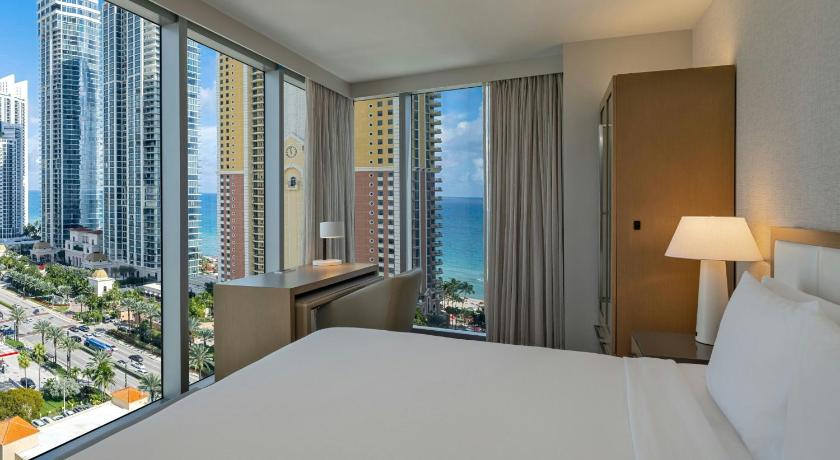 Immagine di Corner King Studio with Ocean View - Mobility and Hearing Accessible with Roll-in Shower 0