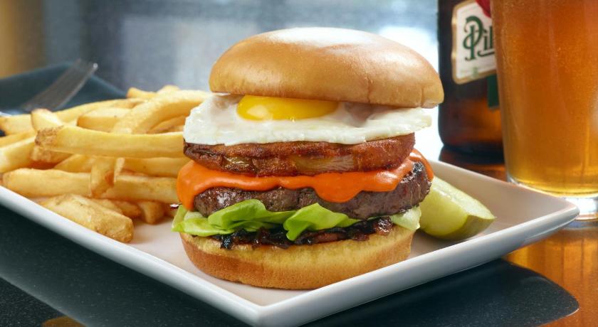 アトランタ Atlanta Marriott Suites Midtown 4つ星 ホテル 外観