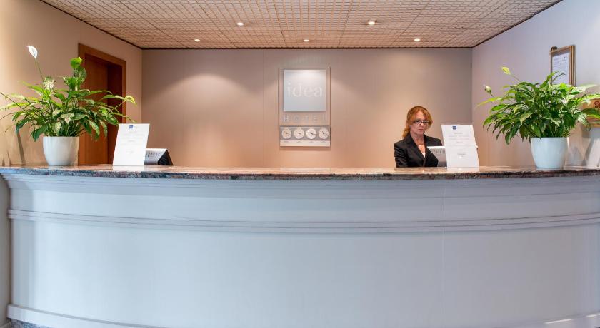 a woman is standing in front of a counter, Idea Hotel Piacenza in Piacenza