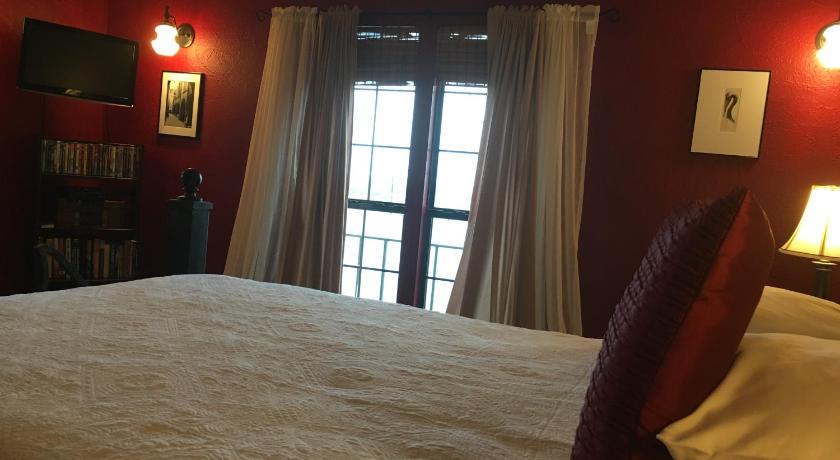 Lakehouse Bed and Breakfast photo