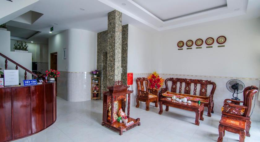 a room with a table, chairs, and a clock, Kim Hong Anh Guesthouse in Phu Quoc Island