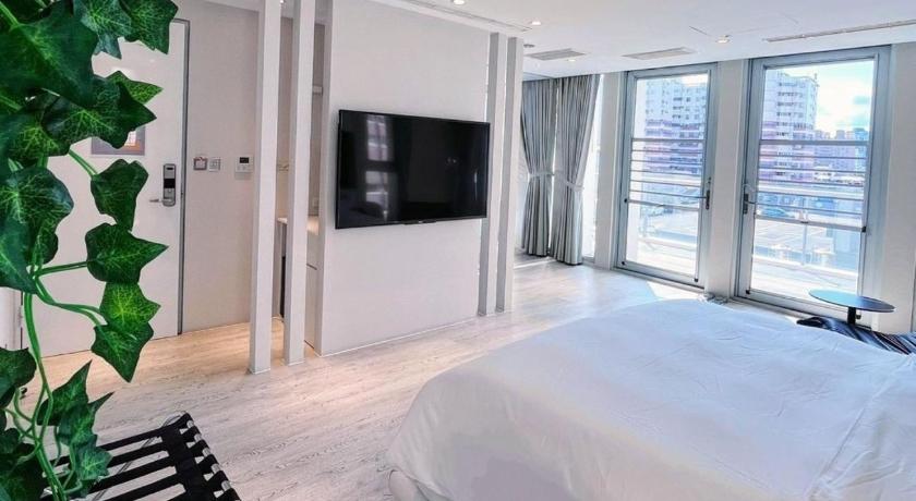 Image of Deluxe Double with Bathtub 7
