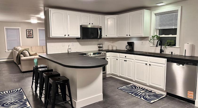 프로비던스 (RI) Bright 2-Bedroom Apartment in Federal Hill with Parking, Walk to Atwells Ave 4성급 숙소 수영장