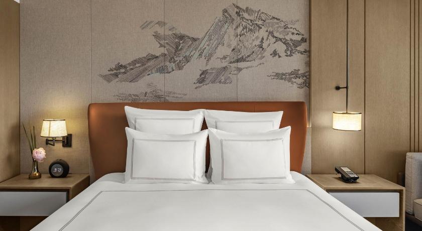Imagen de Swiss Executive Room with One King-size Bed, Lounge Access, and City View 5