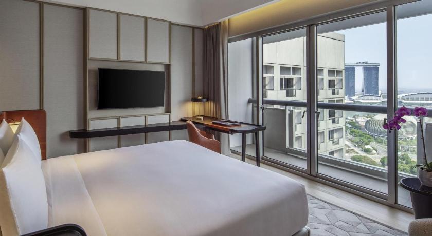 Image of Governor Suite, 1 King, 3 Balconies, Lounge Access 5