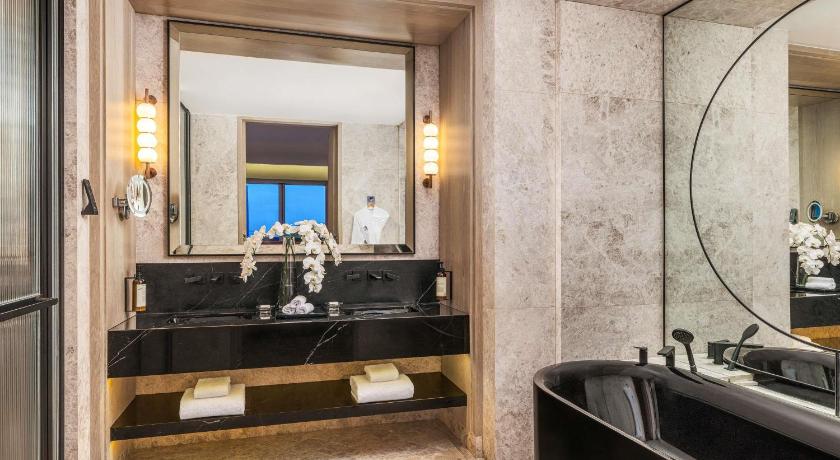 Image of Governor Suite, 1 King, 3 Balconies, Lounge Access 2