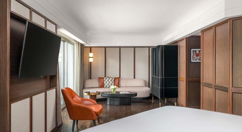 Image of Signature Salon Suite, 1 King, Two Balconies, Separate Lounge 5