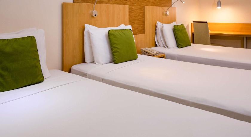 Image of Standard Room With Three Single Beds 5