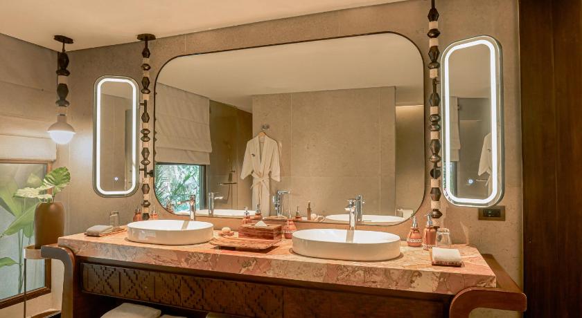 Image of 1 King Bed, Forest Suite 6