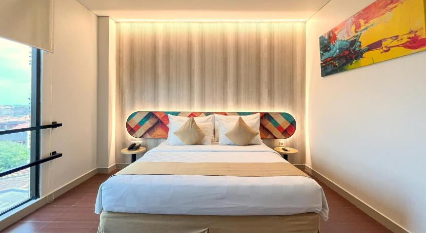 Image of Deluxe King Room 1