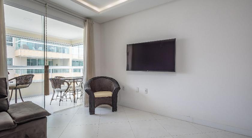 Apto c/ churrasq. e varanda, 450m da Praia SIT1202