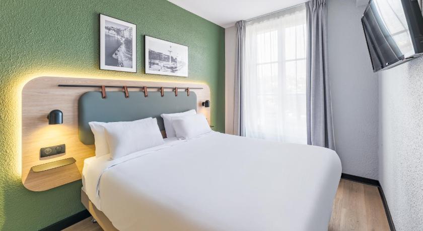 Image of Standard Queen Room 6