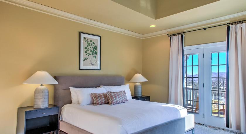 Swannanoa Hot Tub, Deck w/ Breathtaking Mountain Views 4-Star Accommodation view