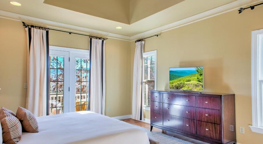Swannanoa Hot Tub, Deck w/ Breathtaking Mountain Views 4-Star Accommodation lobby