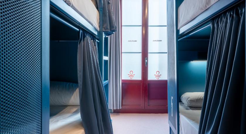 Ágy 10 személyes vegyes hálóteremben - külső közös fürdőszobával (Bed in 10-Bed Mixed Dormitory Room with External Shared Bathroom) fotója 1