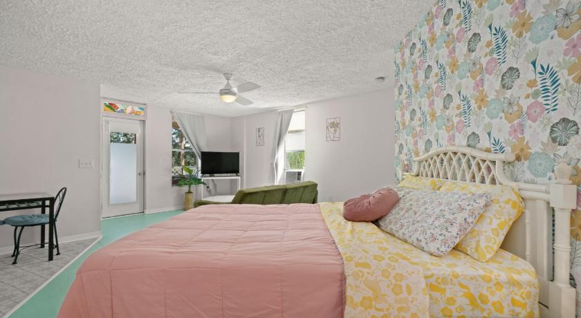 Sebring Circle Studio Stay- Postcard Mural Views